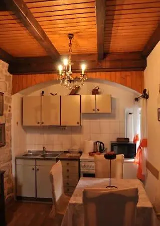 Captains Heritage - Traditional In Stari Grad Apartment